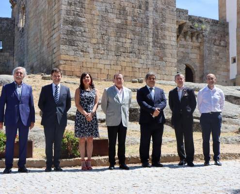 Vereador Amândio Melo, Presidente da Assembleia Municipal de Belmonte, Paulo Borralhinho, Sra. Presidente da Câmara Municipal de Ponta Delgada, Dra. Maria José Duarte, Presidente da Câmara Municipal de Belmonte Dr. António Rocha, Chefe de Gabinete da Sra. Presidente, Dr. Nuno Cardoso Dias, Diretor da Cultura, Dr. José de Mello e o Presidente da Empresa Municipal de Belmonte, Eng. Joaquim Costa — ampliar imagem